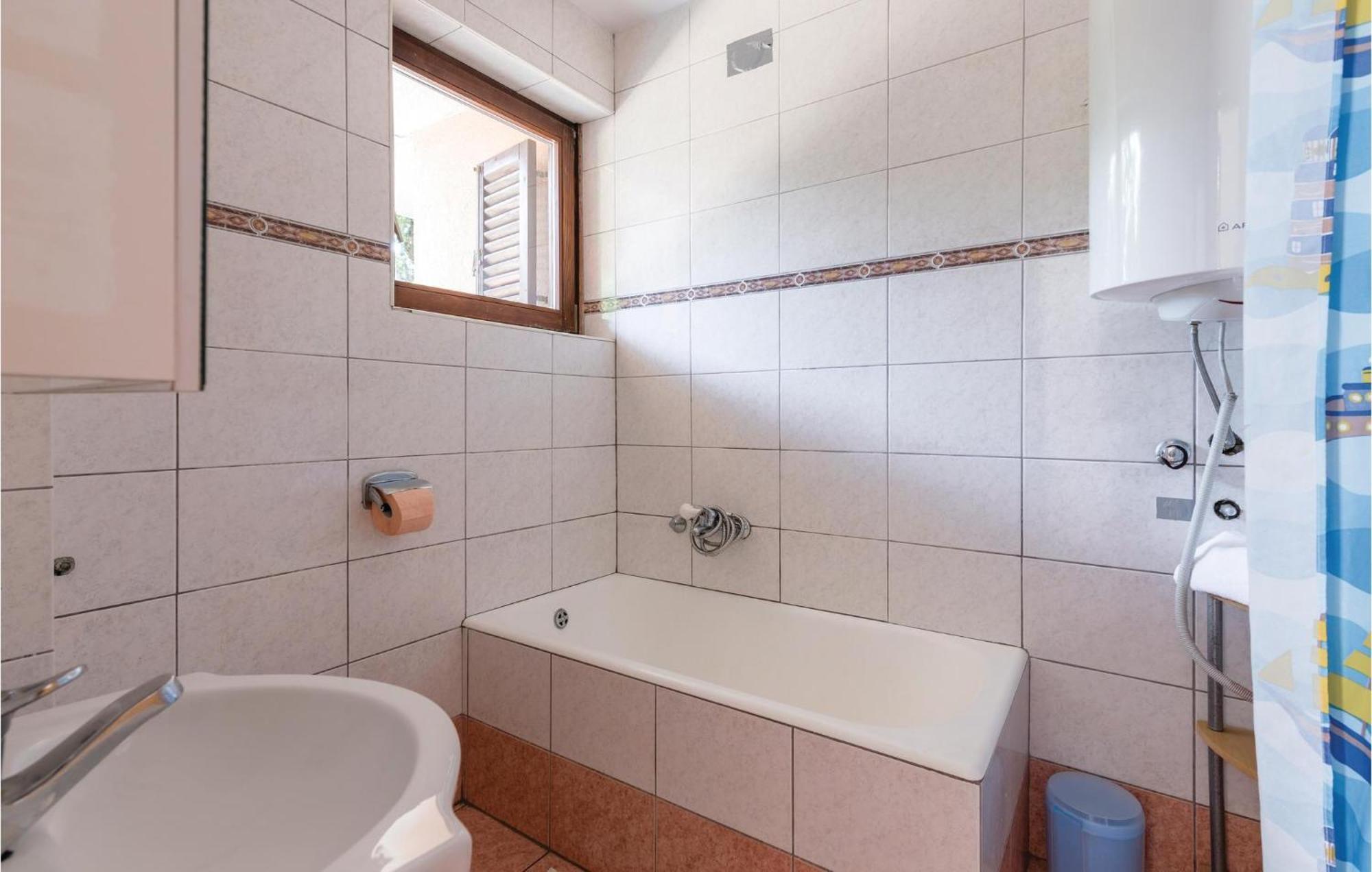 Awesome Apartment In Njivice With Kitchen Eksteriør bilde